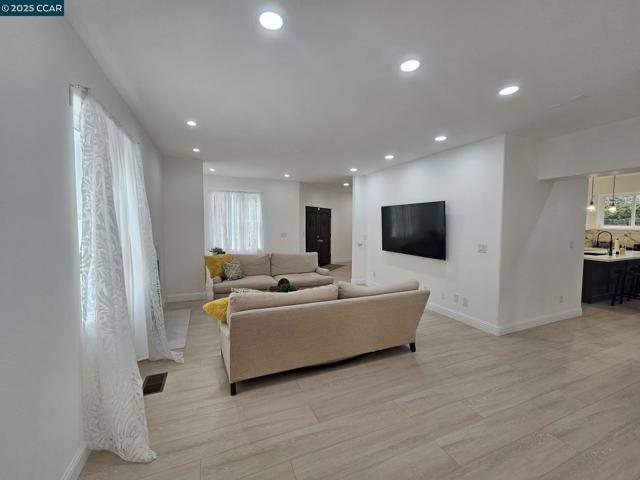 2785 Butters Dr, Oakland CA: https://media.crmls.org/mediaz/34dcbc25-1d0a-4249-b23b-a80612b64ea2.jpg
