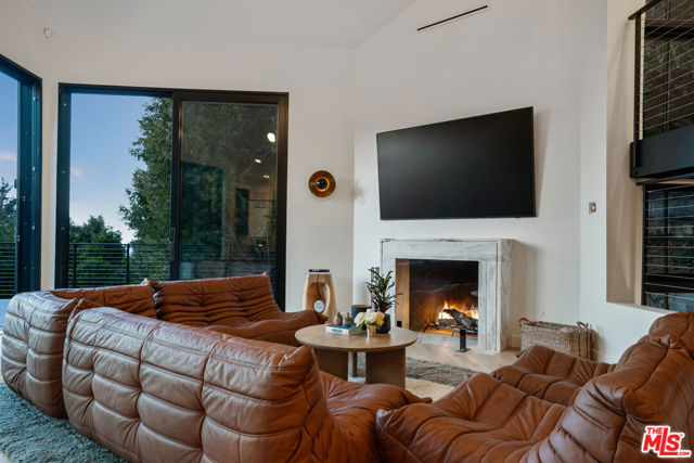 654 S Cumberland Drive, Lake Arrowhead CA: https://media.crmls.org/mediaz/34dd5f84-11ed-41b9-b7b6-3b05233bc424.jpg