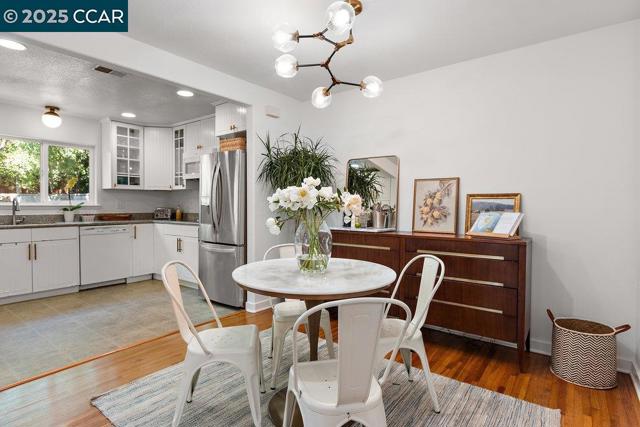 66 Del Hambre Cir, Walnut Creek CA: https://media.crmls.org/mediaz/34ddbdd1-34b2-485e-a79e-c05ee2e50fce.jpg