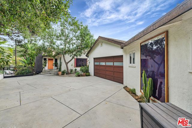 2316 Laurelmont Place, Los Angeles CA: https://media.crmls.org/mediaz/34df36f9-5de2-47c0-98ca-a67a874724e0.jpg
