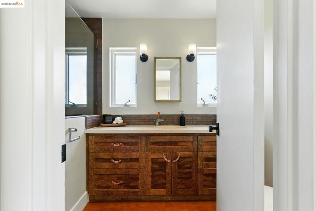 25 Holyrood Manor, Oakland CA: https://media.crmls.org/mediaz/34e06841-fb45-44d2-9aea-58cf98e1b175.jpg