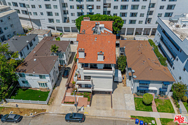 10611 Ashton Avenue, Los Angeles CA: https://media.crmls.org/mediaz/34e07a07-fdf9-49da-987e-c234fb511a96.jpg