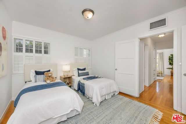 4311 Greenbush Avenue, Sherman Oaks CA: https://media.crmls.org/mediaz/34e0c922-c382-4625-8586-9ab03f70c435.jpg