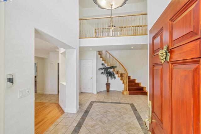 135 Cara Ct, Walnut Creek CA: https://media.crmls.org/mediaz/34e0f4b1-983e-430d-adea-dec060c576a4.jpg