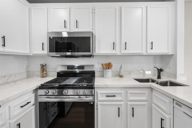 Detail Gallery Image 4 of 21 For 231 Riverview Way, Oceanside,  CA 92057 - 3 Beds | 2 Baths