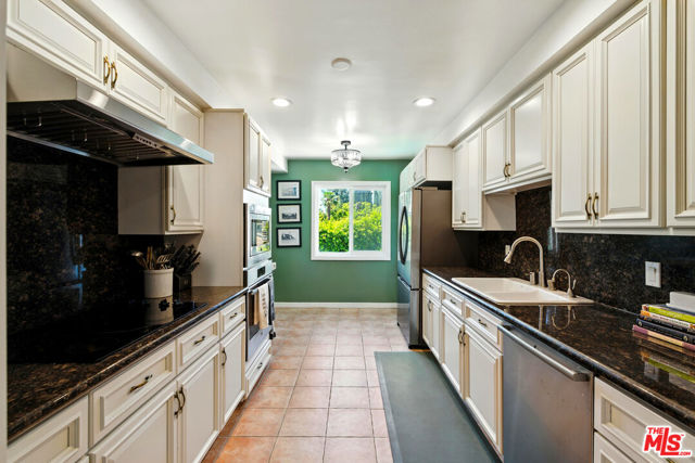 12955 Riverside Drive, Sherman Oaks CA: https://media.crmls.org/mediaz/34e32de9-b513-42b9-9a61-062781ae0505.jpg