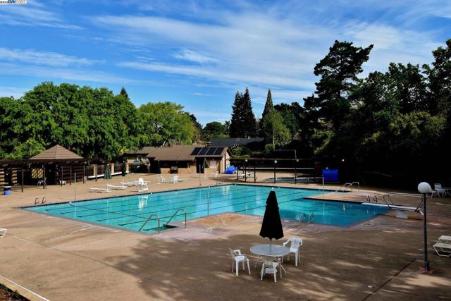1021 Knightwood Ct, Walnut Creek CA: https://media.crmls.org/mediaz/34e6621e-dde8-4312-93b9-27565a66622c.jpg