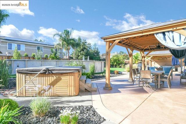 596 Toscanna Court, Brentwood CA: https://media.crmls.org/mediaz/34e66af9-661a-4ba6-b843-ce071c6c6d01.jpg