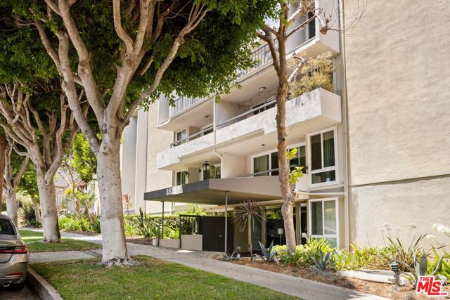 8535 W West Knoll Drive, West Hollywood CA: https://media.crmls.org/mediaz/34e6d7c1-d29c-4b4c-9740-6c8d64aef500.jpg