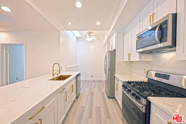 234 S Gale Drive, Beverly Hills CA: https://media.crmls.org/mediaz/34e708bf-ac29-468e-9226-11885e0925bc.jpg