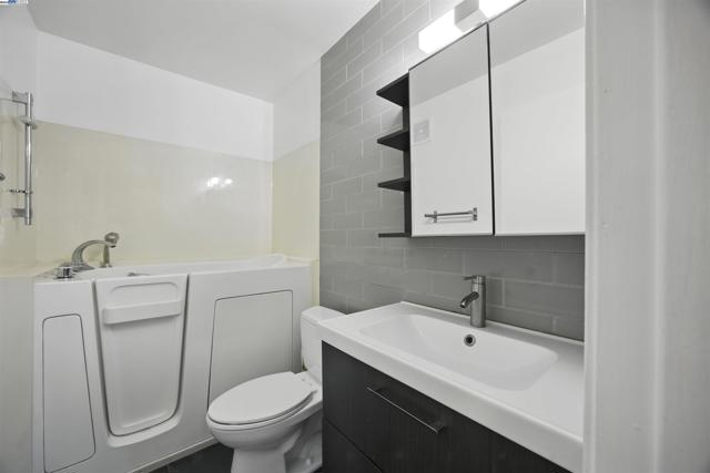 1321 Webster St, Alameda CA: https://media.crmls.org/mediaz/34e7b84c-62ac-4989-ba6f-274ca471a4a1.jpg