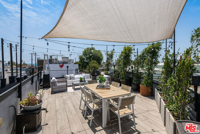 126 Thornton Place, Venice CA: https://media.crmls.org/mediaz/34e7f74f-4577-4441-8a29-d0c569ce3121.jpg