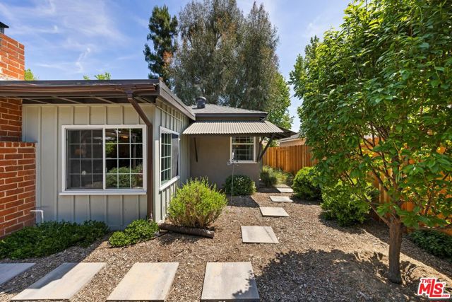 6611 Gerald Avenue, Lake Balboa CA: https://media.crmls.org/mediaz/34e80b70-1480-4f65-addf-28eef3dd6a59.jpg