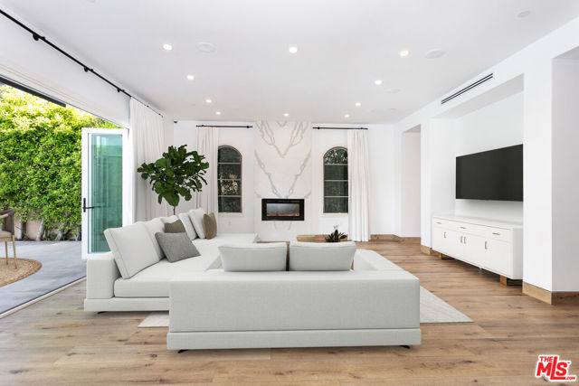 142 N Hamel Drive, Beverly Hills CA: https://media.crmls.org/mediaz/34e9635e-9377-4711-8749-49a26bb14e88.jpg