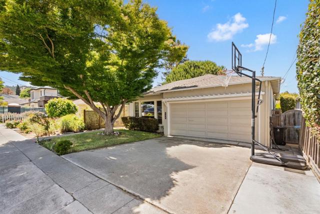 155 Oakview Drive, San Carlos CA: https://media.crmls.org/mediaz/34e9781a-4eb3-4538-b5b9-520620956e68.jpg