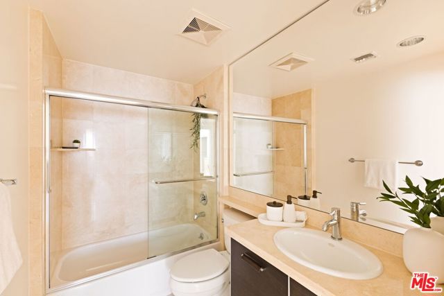 325 Arnaz Drive, Los Angeles CA: https://media.crmls.org/mediaz/34ea4061-6fa3-4fe0-b751-d1ba2056cf96.jpg