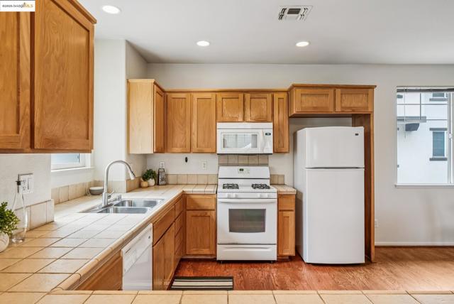 1861 Parkside Dr, Concord CA: https://media.crmls.org/mediaz/34ea74bd-2802-4177-9f47-e298bdc00c12.jpg