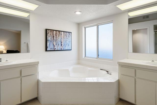 357 Desert Falls E Drive, Palm Desert CA: https://media.crmls.org/mediaz/34ea9aba-983f-40a3-99e6-4847b6113919.jpg