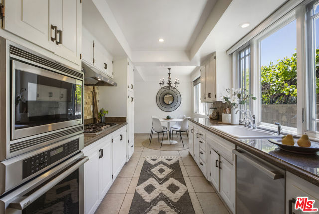 5136 Los Bonitos Way, Los Angeles CA: https://media.crmls.org/mediaz/34ebc219-ff84-47af-afa6-d8b41fba47f1.jpg