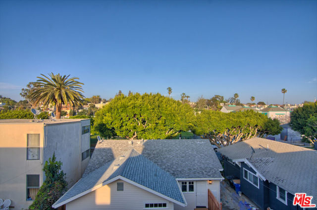 2438 5th Street, Santa Monica CA: https://media.crmls.org/mediaz/34ebe2ee-50f7-4837-a788-005c644a9b99.jpg