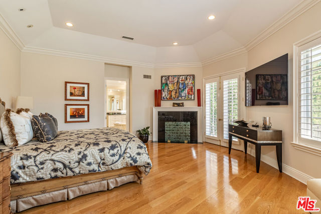 5200 Encino Avenue, Encino CA: https://media.crmls.org/mediaz/34ecb60c-70bd-43ee-867c-486a07b81f9e.jpg