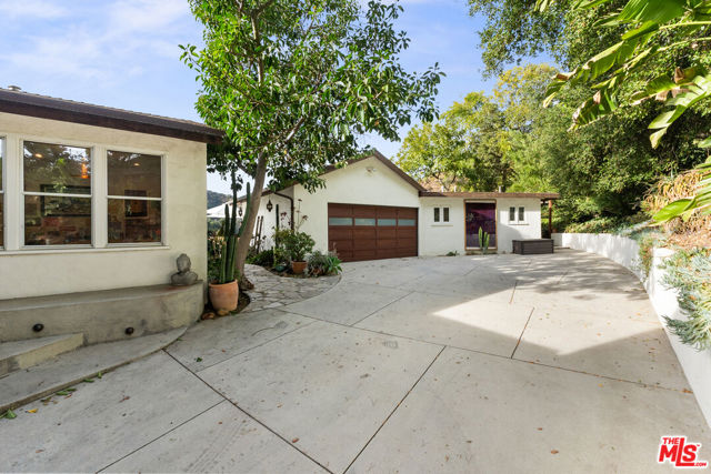 2316 Laurelmont Place, Los Angeles CA: https://media.crmls.org/mediaz/34ed140a-43de-40a1-bea7-c47eb67eccff.jpg