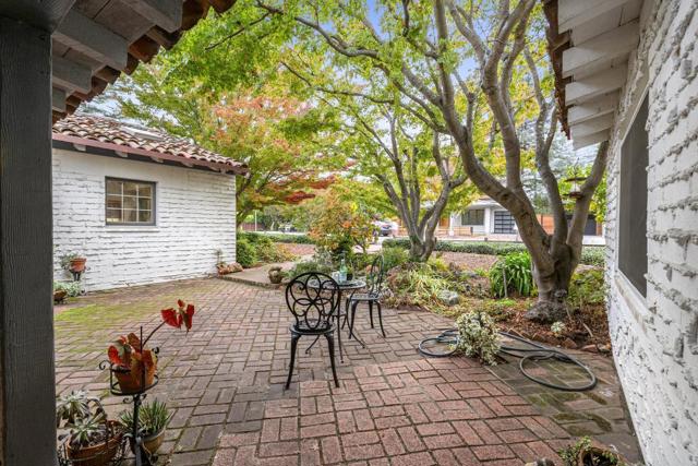 3691 Laguna Avenue, Palo Alto CA: https://media.crmls.org/mediaz/34ee1636-abec-41db-be73-039cdc5c0f23.jpg
