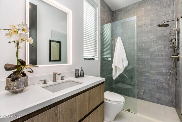 829 Flower Avenue, Venice CA: https://media.crmls.org/mediaz/34eeff10-7529-4d8c-b582-0728637741e4.jpg
