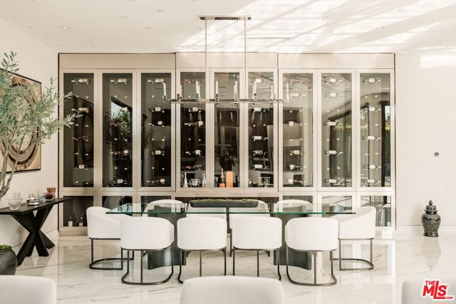 4049 Coldwater Canyon Avenue, Studio City CA: https://media.crmls.org/mediaz/34ef1dfd-3262-4749-ba77-97c34d71ed06.jpg