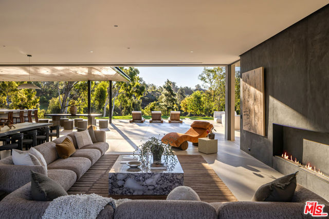 29200 Larkspur Lane, Malibu CA: https://media.crmls.org/mediaz/34ef5ec6-bfbe-4804-89ef-fc8409be8669.jpg