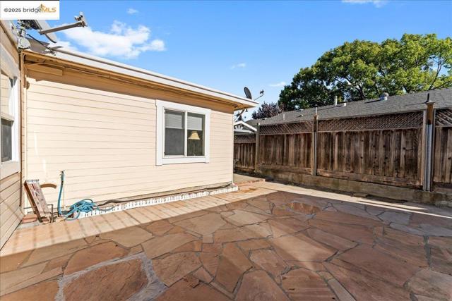 18943 Crest Ave, Castro Valley CA: https://media.crmls.org/mediaz/34ef6da4-63c7-4d07-800c-1a01bac7b2c9.jpg