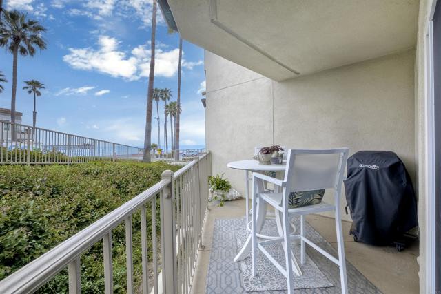 Detail Gallery Image 3 of 51 For 600 N the Strand #3,  Oceanside,  CA 92054 - 1 Beds | 1 Baths
