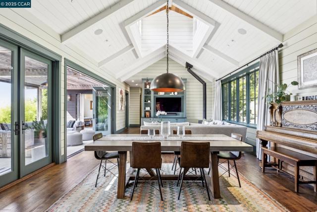 25 La Campana, Orinda CA: https://media.crmls.org/mediaz/34f2c1c8-325e-425c-b3e9-e6b9a45e61b2.jpg