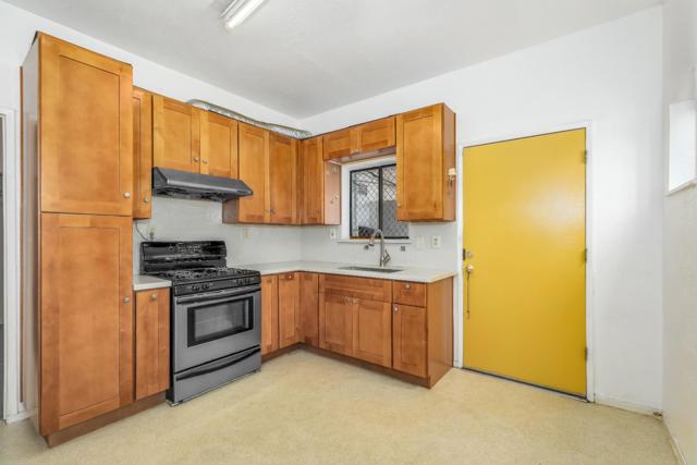 2737 12th Avenue, Oakland CA: https://media.crmls.org/mediaz/34f34cd6-79ec-4359-821d-10d9eb9d9020.jpg