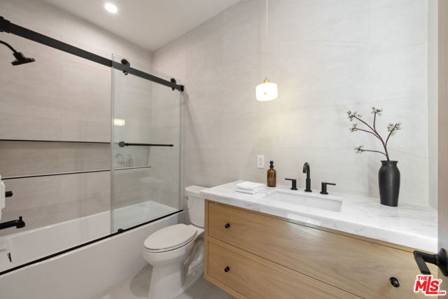 5036 Woodley Avenue, Encino CA: https://media.crmls.org/mediaz/34f39bce-1efa-4e2f-a838-f9409721710e.jpg