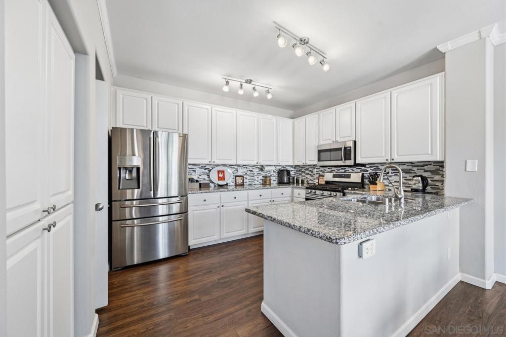 9633 Canyon Ter - photo 5