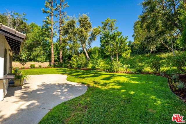 22619 Town Crier Road, Calabasas CA: https://media.crmls.org/mediaz/34f63084-94ae-4dc7-99bf-6f07a4861f1d.jpg