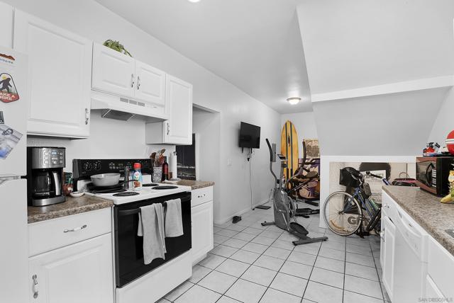 2311 State St, San Diego CA: https://media.crmls.org/mediaz/34f6ff1b-0548-4fbf-859b-604041f2181a.jpg