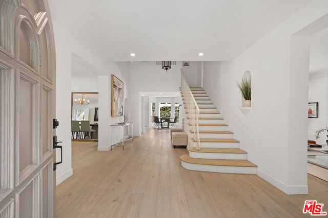 712 N RODEO Drive, Beverly Hills CA: https://media.crmls.org/mediaz/34f7438e-e527-4261-99a4-9bf566d8dd02.jpg