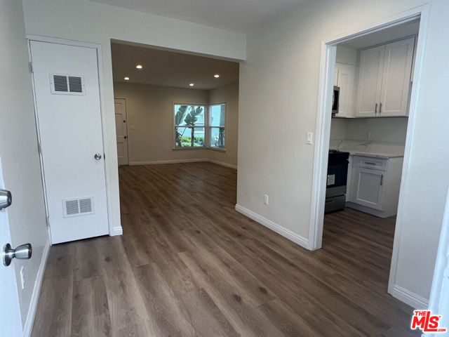 4129 1/2 W Toluca Lake Avenue, Burbank CA: https://media.crmls.org/mediaz/34f755dc-88fb-488c-b57a-11117c2e44cb.jpg