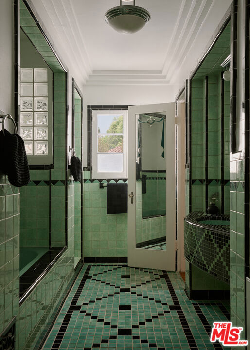 6401 San Vicente Boulevard, Los Angeles CA: https://media.crmls.org/mediaz/34f7d468-6bbc-4ab9-a632-578835cc107d.jpg