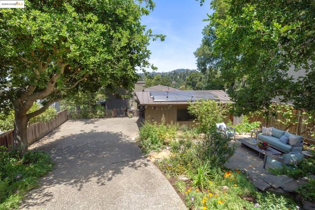 20 Ascot Ct, Oakland CA: https://media.crmls.org/mediaz/34f84e54-b821-4851-b284-0138093c730b.jpg