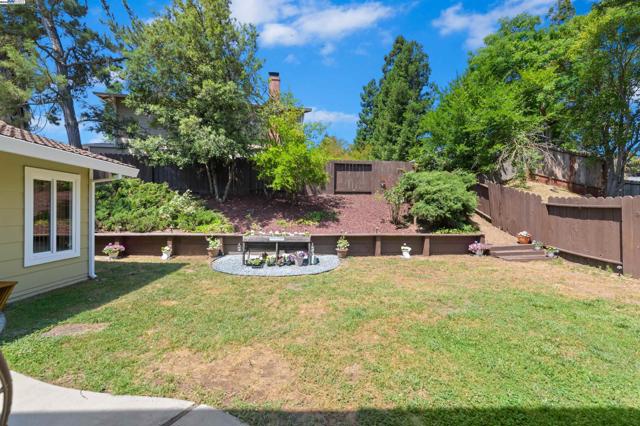 7606 Desertwood Ln, Pleasanton CA: https://media.crmls.org/mediaz/34f94233-cc14-41e8-817b-24f77288d73e.jpg