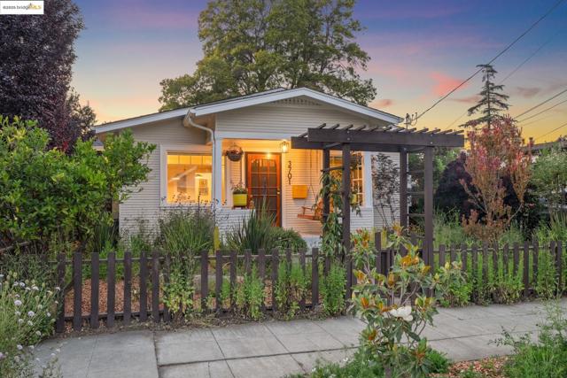 3701 Midvale Ave, Oakland CA: https://media.crmls.org/mediaz/34fa08cd-b852-496a-9738-9a63fb873c3a.jpg