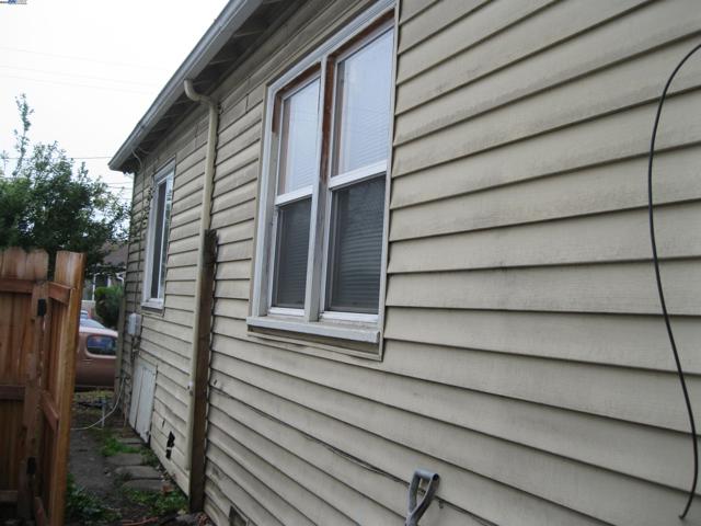 2421 Ritchie St, Oakland CA: https://media.crmls.org/mediaz/34fa1888-42cb-49e1-96ea-9ccecdb4e3eb.jpg