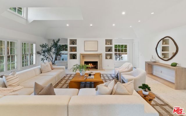2596 Wallingford Drive, Beverly Hills CA: https://media.crmls.org/mediaz/34fa5d54-0f55-43c4-abf2-fcbf7cf92bc4.jpg