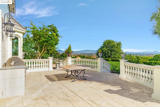 1853 Via Di Salerno, Pleasanton CA: https://media.crmls.org/mediaz/34fac2ba-1174-4f38-9af3-353273a0c7c1.jpg