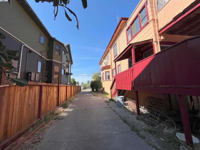 2324 9Th Ave, Oakland CA: https://media.crmls.org/mediaz/34fc8ffa-e1c2-47b0-8bc9-4a3d115d28a2.jpg