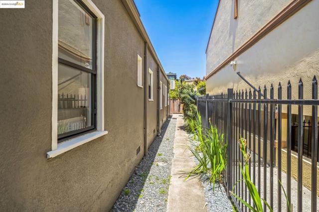 1515 Derby St, Berkeley CA: https://media.crmls.org/mediaz/34fd1f9d-2bfe-470b-bd6b-0c22f3ee4f5d.jpg