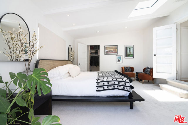 8260 Oakwood Avenue, Los Angeles CA: https://media.crmls.org/mediaz/34fd3a67-4ec9-4efe-84ec-81dc21a53398.jpg